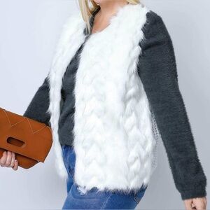 NWOT Davi & Dani Faux Fur Sweater Vest.